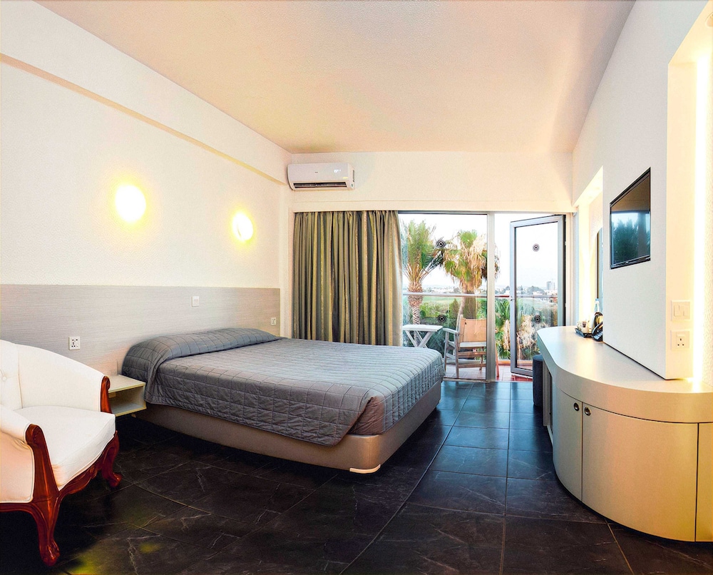 Sveltos Hotel — Hotel rooms in Oroklini, Larnaca Region