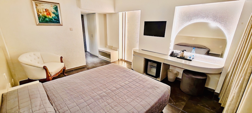 Sveltos Hotel — Hotel rooms in Oroklini, Larnaca Region