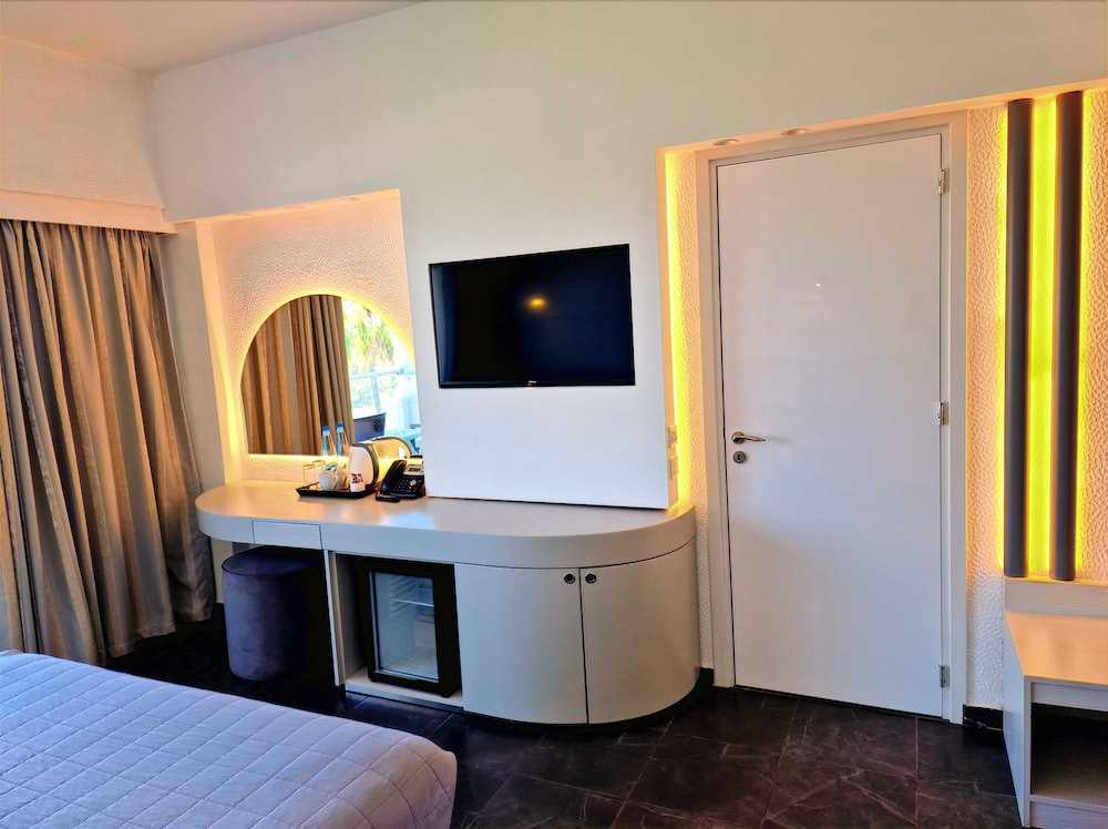 Sveltos Hotel — Hotel rooms in Oroklini, Larnaca Region