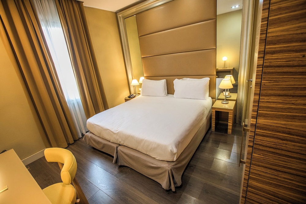 Mercure Roma Centro St. John — Hotel rooms in Rome, Lazio