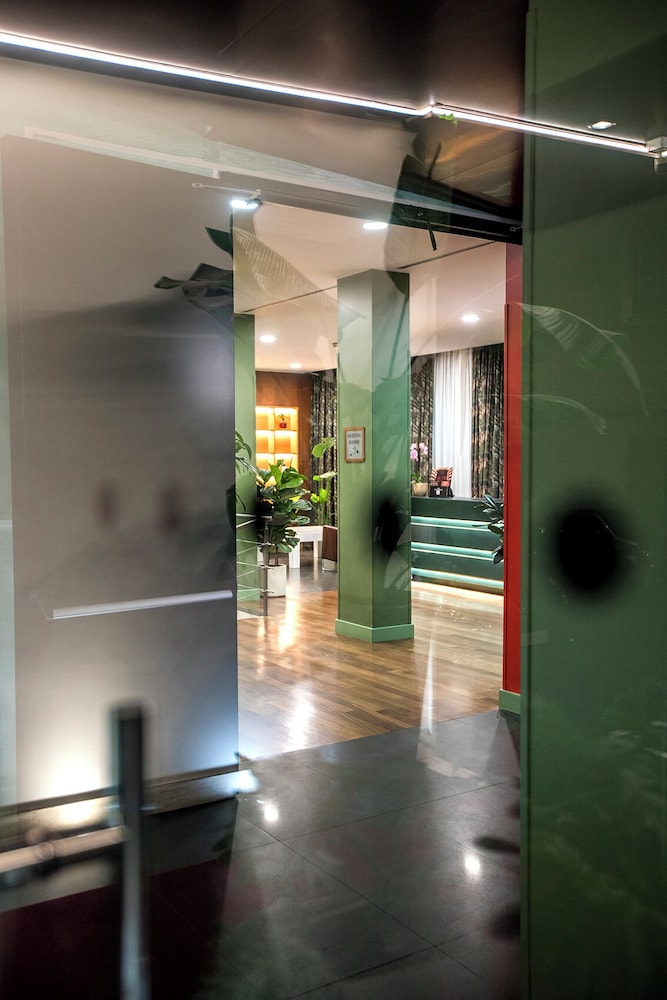 Mercure Roma Centro St. John — Hotel building in Rome, Lazio