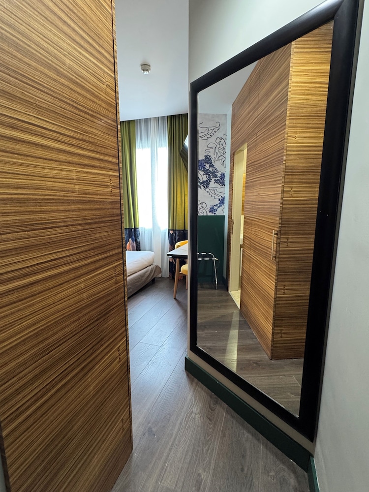 Mercure Roma Centro St. John — Hotel rooms in Rome, Lazio