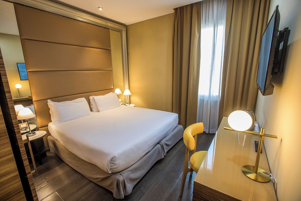 Mercure Roma Centro St. John — Hotel rooms in Rome, Lazio