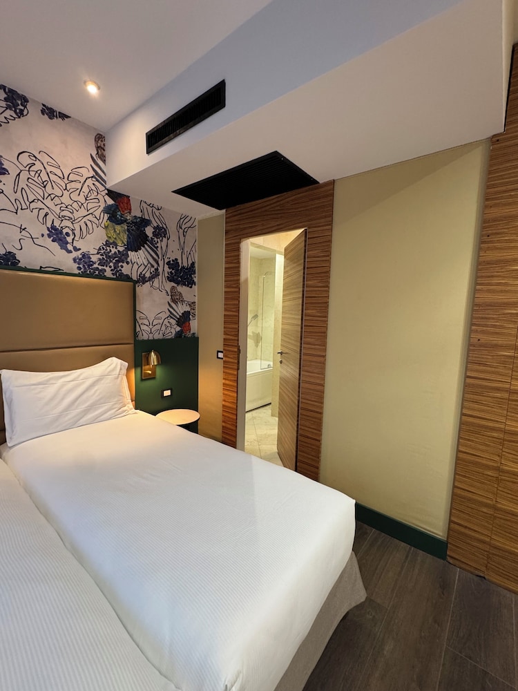 Mercure Roma Centro St. John — Hotel rooms in Rome, Lazio
