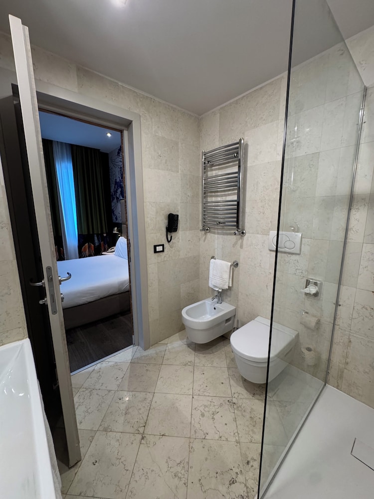 Mercure Roma Centro St. John — Hotel rooms in Rome, Lazio