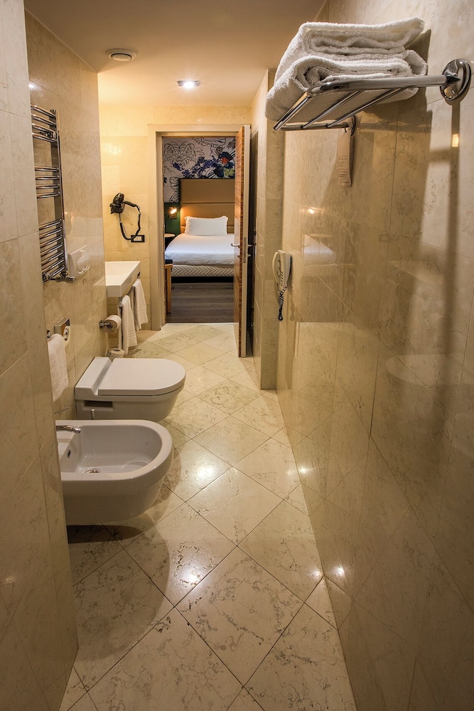 Mercure Roma Centro St. John — Hotel rooms in Rome, Lazio