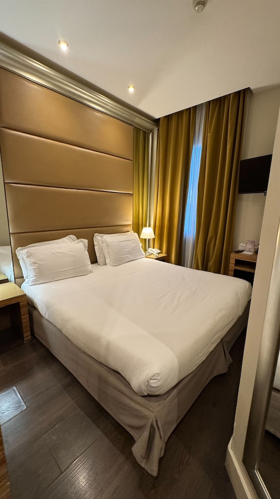 Mercure Roma Centro St. John — Hotel rooms in Rome, Lazio