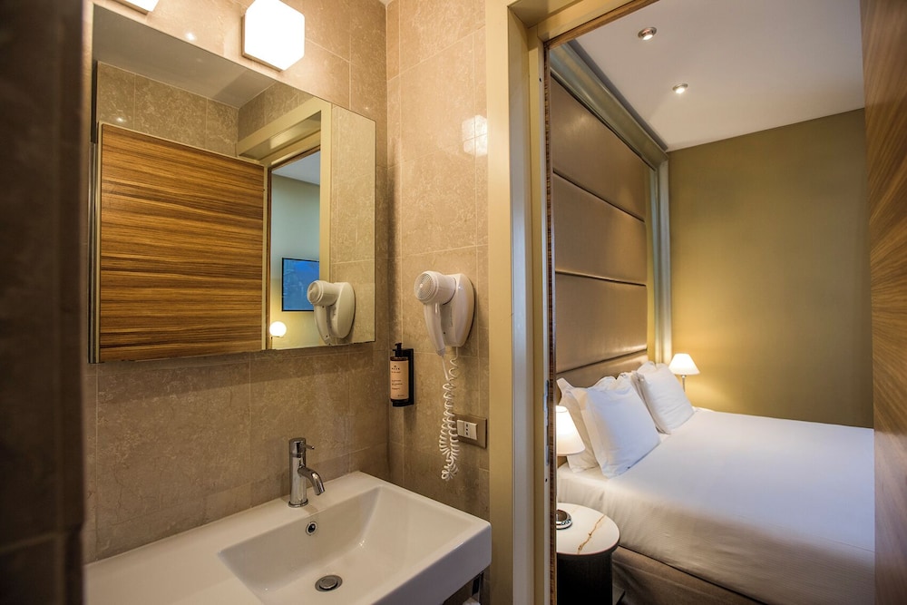 Mercure Roma Centro St. John — Hotel rooms in Rome, Lazio