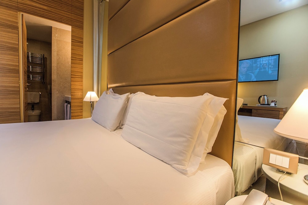 Mercure Roma Centro St. John — Hotel rooms in Rome, Lazio