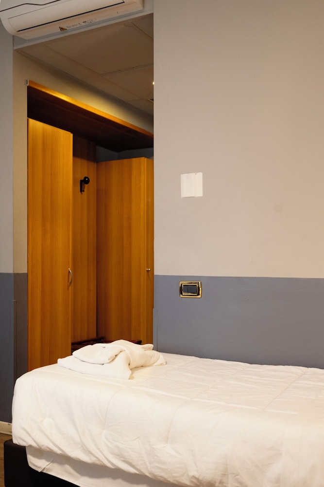 Scheppers Hotel — Hotel rooms in Rome, Lazio