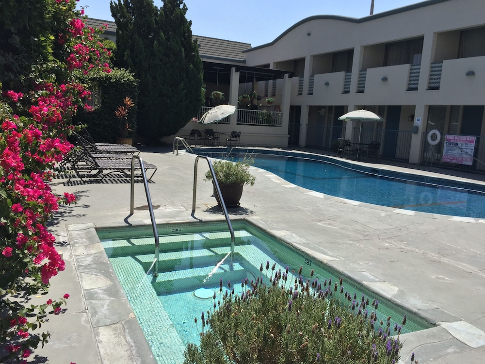 Mikado Hotel - Universal Studios/Burbank — Swimming pool in North Hollywood, California