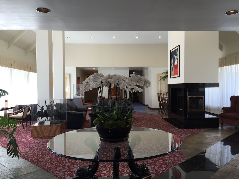 Mikado Hotel - Universal Studios/Burbank — Hotel building in North Hollywood, California