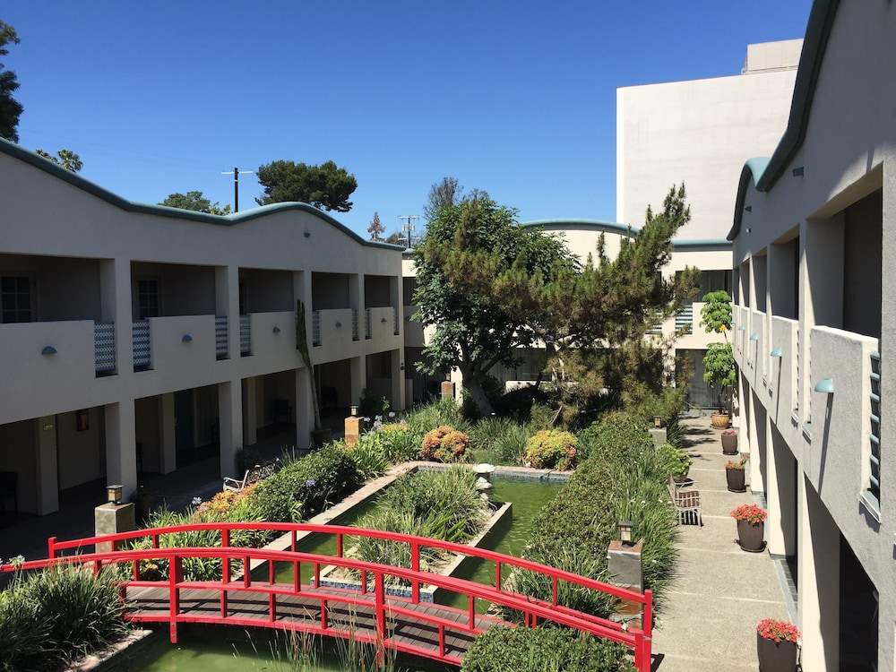 Mikado Hotel - Universal Studios/Burbank — Hotel building in North Hollywood, California