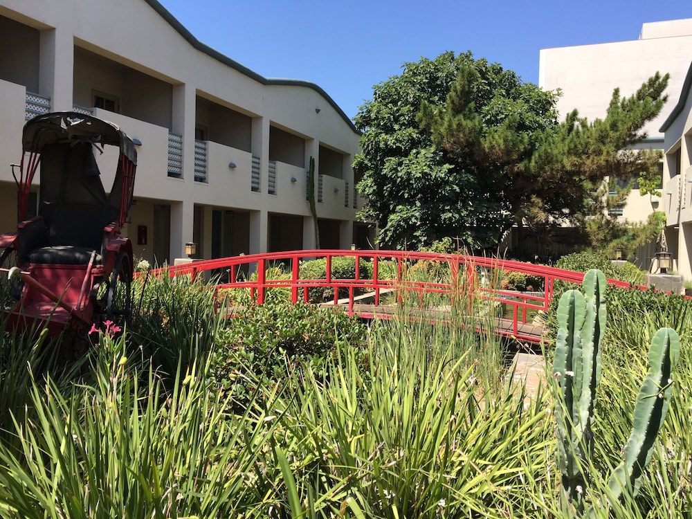 Mikado Hotel - Universal Studios/Burbank — Hotel building in North Hollywood, California