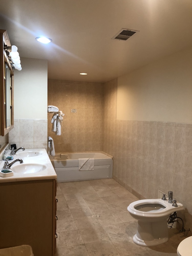 Mikado Hotel - Universal Studios/Burbank — Hotel rooms in North Hollywood, California