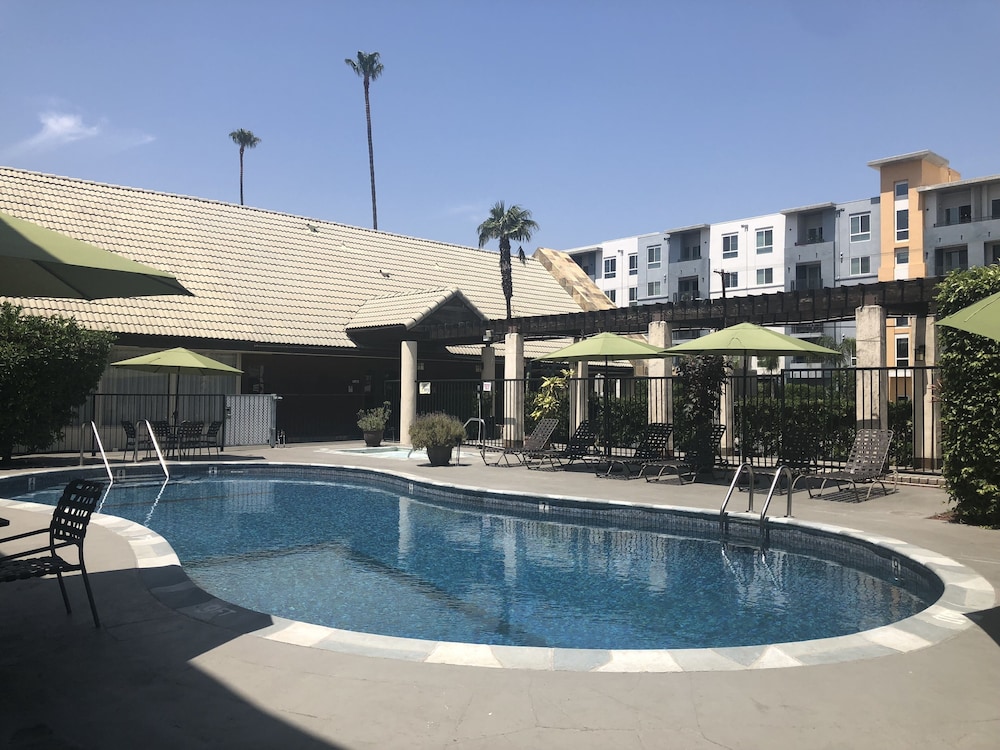 Mikado Hotel - Universal Studios/Burbank — Swimming pool in North Hollywood, California