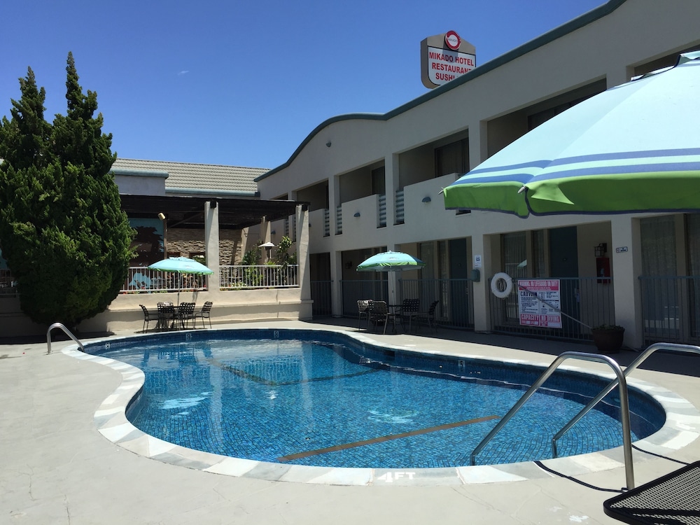 Mikado Hotel - Universal Studios/Burbank — Swimming pool in North Hollywood, California