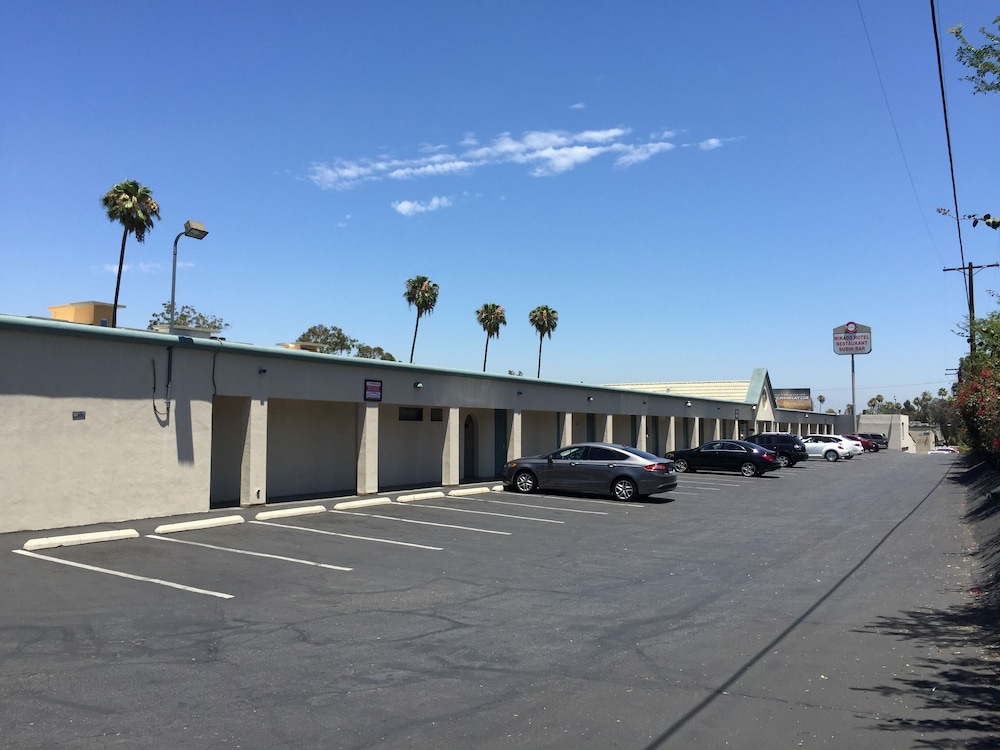 Mikado Hotel - Universal Studios/Burbank — Hotel building in North Hollywood, California
