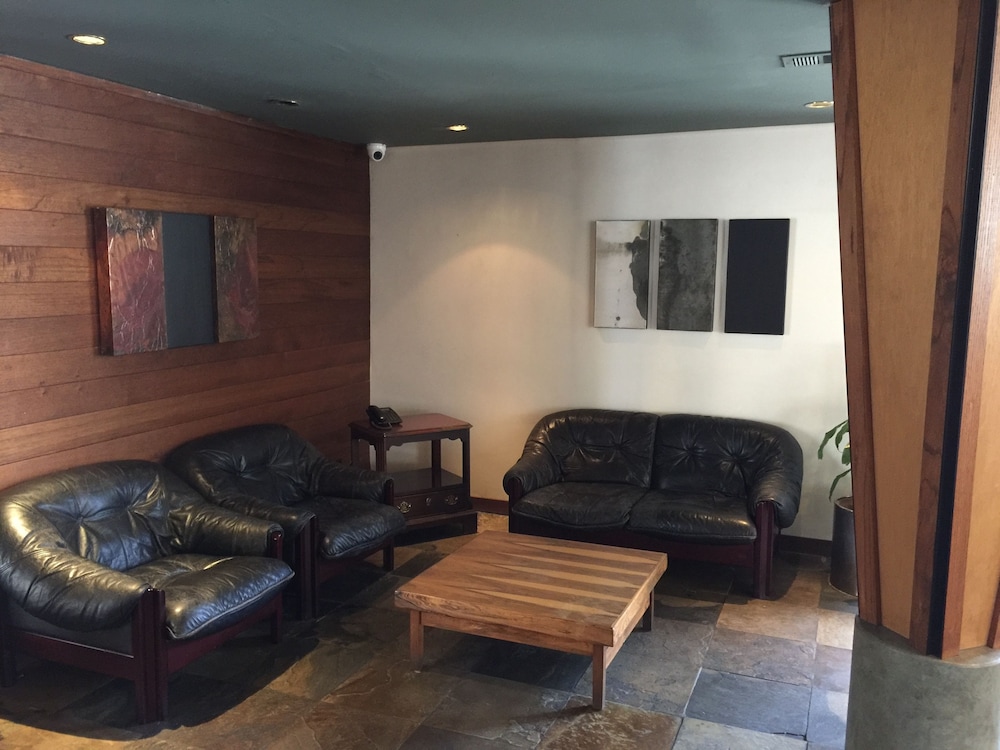 Mikado Hotel - Universal Studios/Burbank — Hotel building in North Hollywood, California