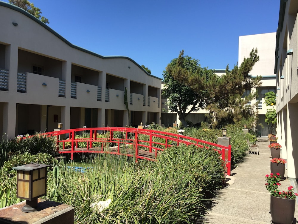 Mikado Hotel - Universal Studios/Burbank — Hotel building in North Hollywood, California