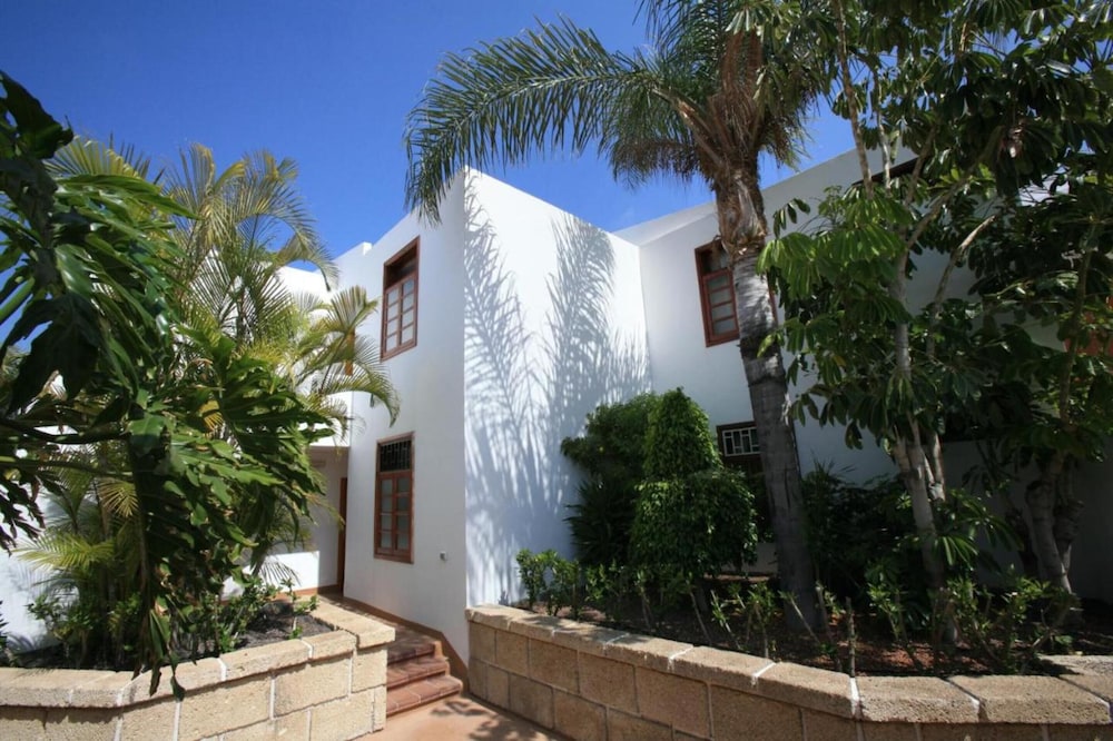 Apartamentos Malibu Park — Hotel building in Costa Adeje, Canary Islands