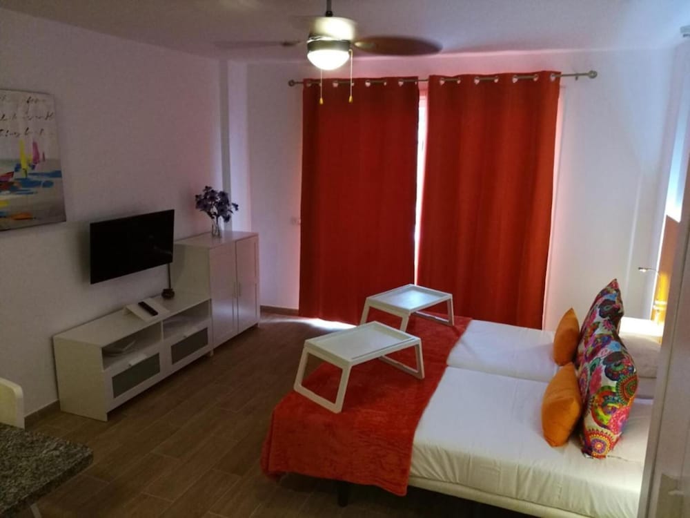 Apartamentos Malibu Park — Hotel rooms in Costa Adeje, Canary Islands