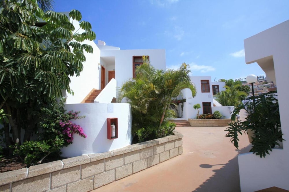 Apartamentos Malibu Park — Hotel building in Costa Adeje, Canary Islands