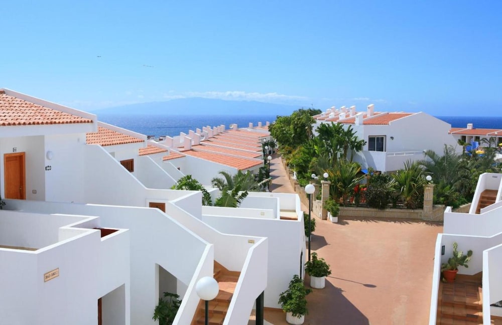 Apartamentos Malibu Park — Hotel building in Costa Adeje, Canary Islands