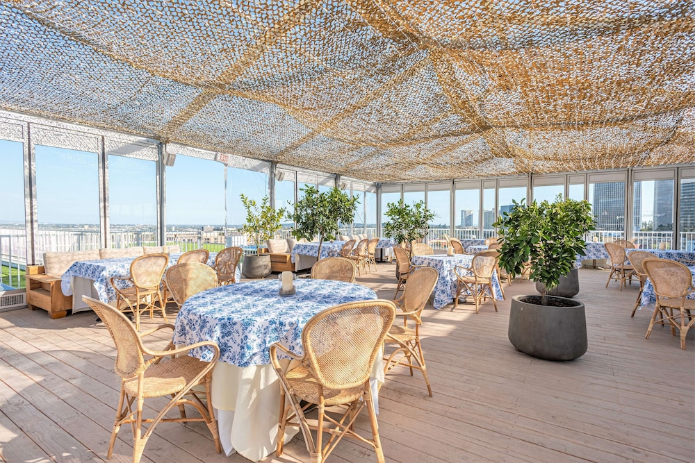 The Beverly Hilton — Restaurant & bars in Beverly Hills, California