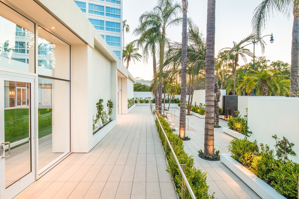 The Beverly Hilton — Hotel building in Beverly Hills, California