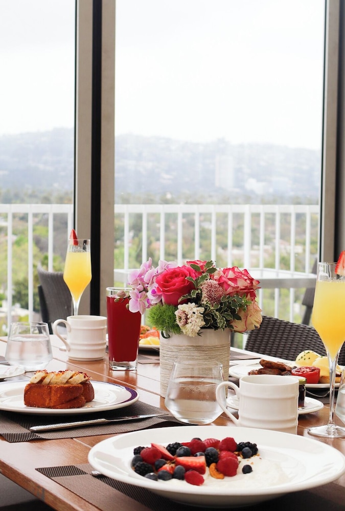 The Beverly Hilton — Restaurant & bars in Beverly Hills, California