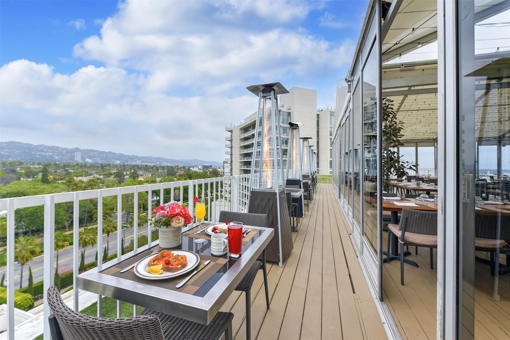 The Beverly Hilton — Hotel rooms in Beverly Hills, California