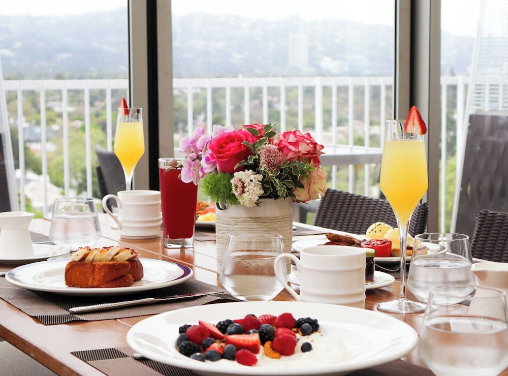 The Beverly Hilton — Restaurant & bars in Beverly Hills, California