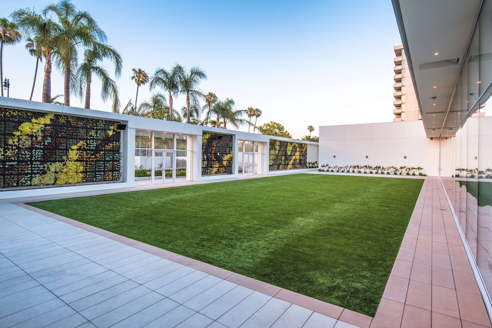 The Beverly Hilton — Hotel building in Beverly Hills, California