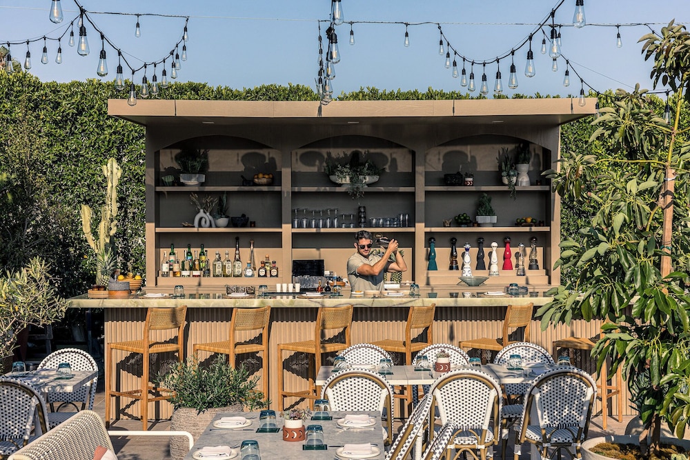 Four Seasons Los Angeles at Beverly Hills — Restaurant & bars in Los Angeles, California