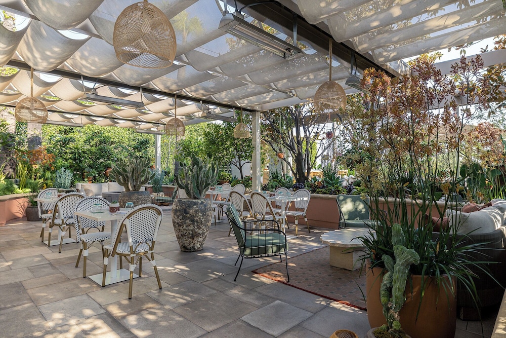 Four Seasons Los Angeles at Beverly Hills — Restaurant & bars in Los Angeles, California