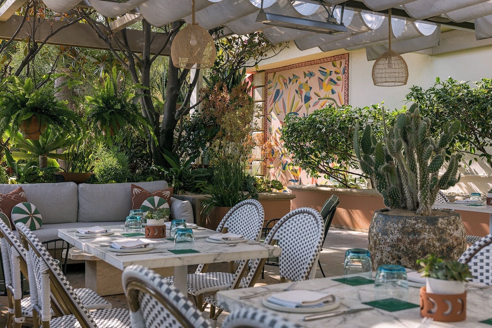 Four Seasons Los Angeles at Beverly Hills — Restaurant & bars in Los Angeles, California