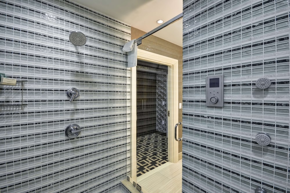 Hilton Checkers Los Angeles — Spa in Los Angeles, California