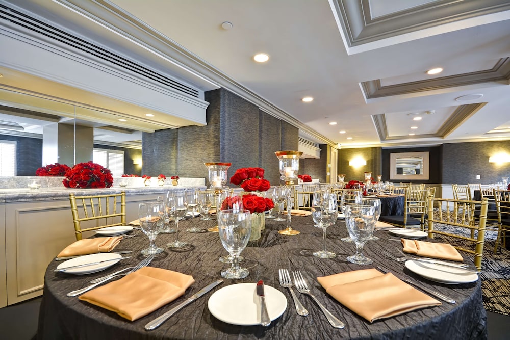Hilton Checkers Los Angeles — Restaurant & bars in Los Angeles, California
