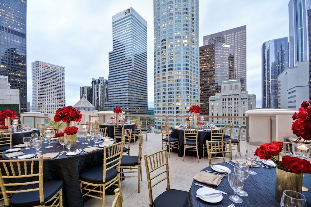 Hilton Checkers Los Angeles — Restaurant & bars in Los Angeles, California