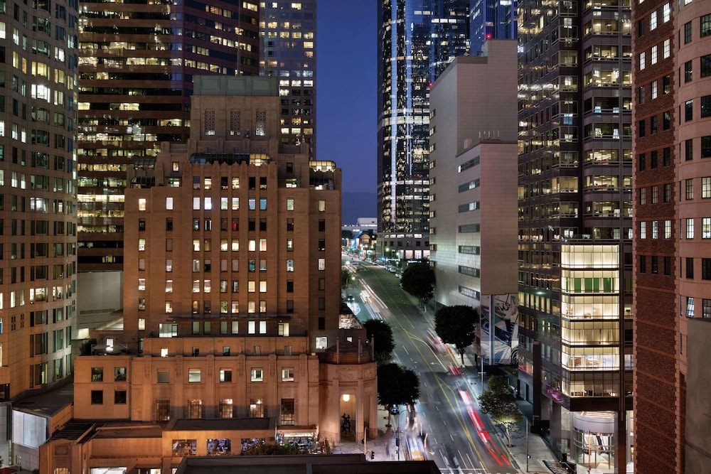 Hilton Checkers Los Angeles — Hotel building in Los Angeles, California
