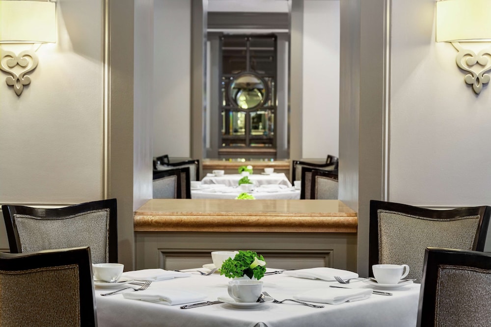 Hilton Checkers Los Angeles — Restaurant & bars in Los Angeles, California