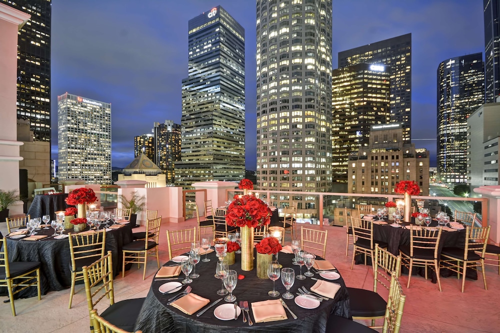 Hilton Checkers Los Angeles — Restaurant & bars in Los Angeles, California