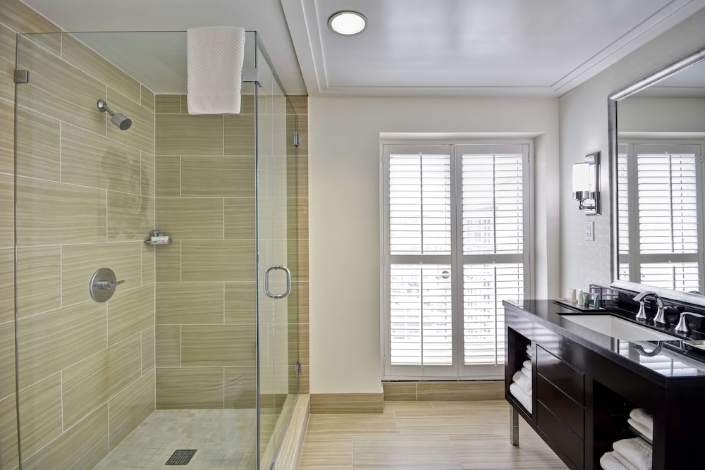 Hilton Checkers Los Angeles — Hotel rooms in Los Angeles, California