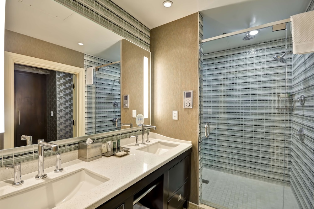Hilton Checkers Los Angeles — Hotel rooms in Los Angeles, California