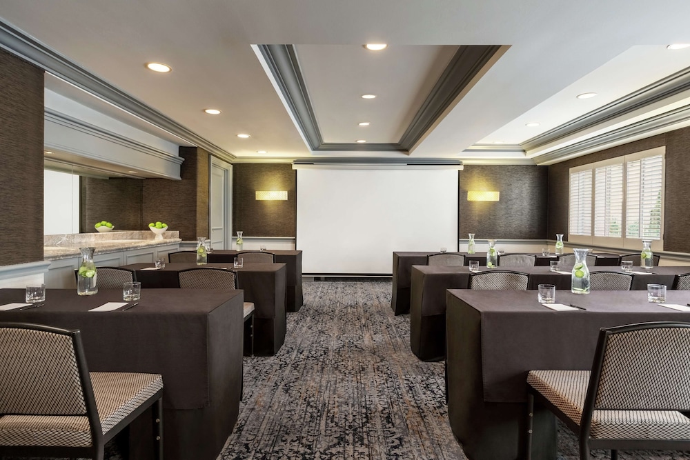 Hilton Checkers Los Angeles — Restaurant & bars in Los Angeles, California