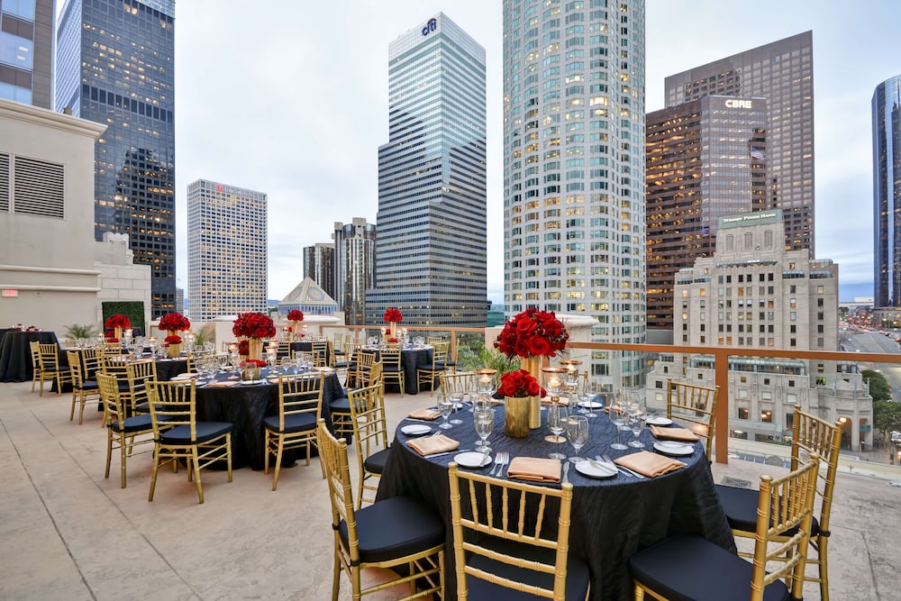 Hilton Checkers Los Angeles — Restaurant & bars in Los Angeles, California