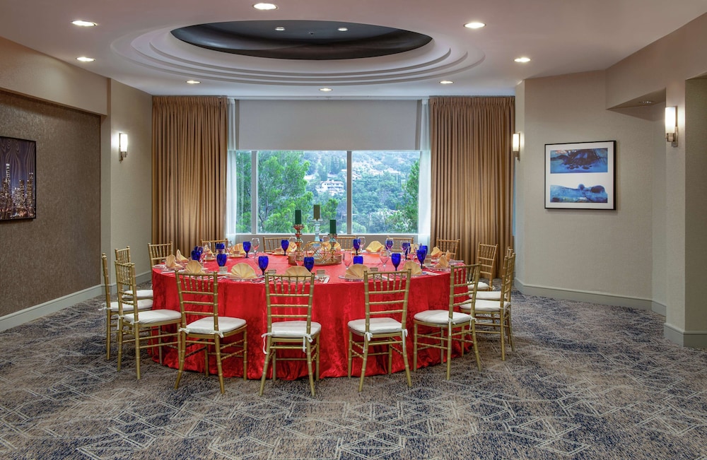 Hilton Los Angeles-Universal City — Hotel building in Universal City, California