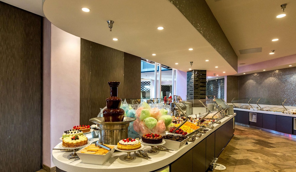 Hilton Los Angeles-Universal City — Restaurant & bars in Universal City, California
