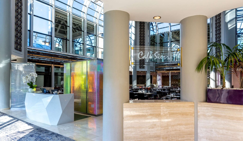 Hilton Los Angeles-Universal City — Restaurant & bars in Universal City, California